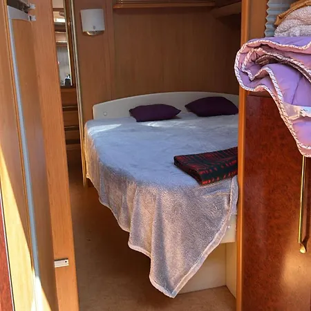 Lage 2 Personen Wohnwagen Luxus Kamp alanı